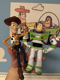 ウッディたちのフィギュアを公式ホテルで撮影したら……　「最高にトイ・ストーリーしてる」「映画のCGみたい」と16万いいね