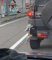 「トイストーリー」ウッディとバズの名シーンを再現した車が話題　全国からも目撃談が集まる