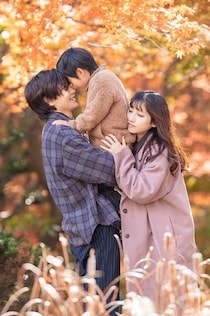 幸せあふれる家族写真からの……趣味全開の1枚が楽しい！　コスプレ一家のビフォーアフターに「なんだこの最高の家族」「両方素敵すぎるうぅー」