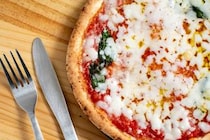 ナポリ生まれの経験豊富な職人が焼き上げるピザが味わえるお店などを紹介！　東京都の「ピザ」の名店10選！