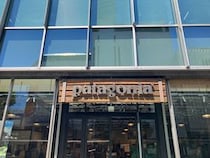 「旅に欠かせない物！」　patagonia（パタゴニア）の“使い勝手最高ミニバッグ”が大好評！　「ちょっとした手提げバッグにも」「あるだけで幸せになれる」