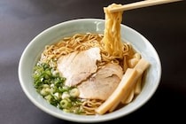 世界35カ国で腕を磨いたという店主による珠玉の一杯が味わえるお店などを紹介！　静岡県の「醤油ラーメン」の名店10選！