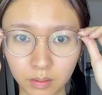 すっぴんメガネの女性→“吉岡里帆風メイク”に挑戦したら……　驚きの仕上がりに「本人やん」「ガッキーぽさもある」