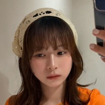 「全部母のお下がり服」→23歳娘が袖を通すと……　圧巻の着こなしに「なんでこんな着こなせるんだよ」「ほんまの感性やこれ」