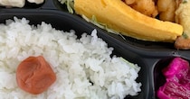 鮮魚店で売られた298円の激安弁当→開けると……「これは」　驚きの中身に「絶対いく」「平成かっ！！」