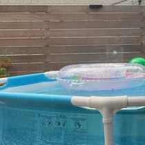 夫が3姉妹のため、庭にプールを出したら……　まさかの光景が92万表示「切ないw」「俺もそんな日が来るんだろうか…」