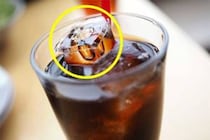 そうだったのか！　「ファミレスの氷」が真ん中でへこんでいる理由