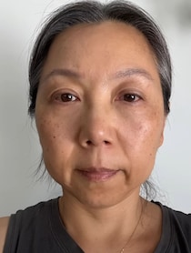すっぴんの50代女性→“アイシャドウなし”でメイクしたら……　驚きの姿に「すごく素敵」「こんな50代になりたい」