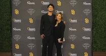 ダルビッシュ聖子、海外進学の18歳息子が“顔出し”！　レジェンド祖父との2ショットに「感激です」「お父さまお元気そう」