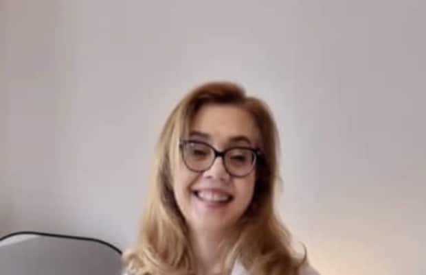 60代女性が、ぶかぶかのシャツをヘアゴムで結ぶと……　縫わない“簡単リメイク”に「天才」「全部試してみます！」【海外】