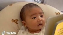 1カ月赤ちゃん、ママが絵本を開くと……　160万再生の“衝撃的な光景”に「涙出ちゃった」「疲れが吹っ飛ぶ」「完全に射抜かれました」