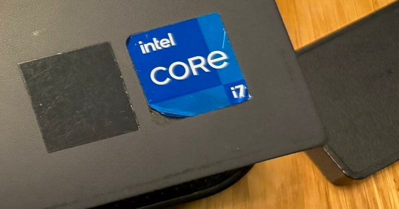 「意外と違和感ない」炊飯器のシールをPCに貼ったら…… シュールすぎる光景に「排熱と同時に水蒸気出てきそう」「欲しい」