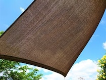 【画像：山善の“庭用日よけシェード”】