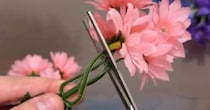 パパがダイソーの“造花”をぶった切り→ボックスと組み合わせて……　感動の完成品に「可愛いー！」「妊娠報告とかにもいい」