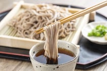 【女性が選ぶ】近所に欲しい「そばチェーン」ランキング！　2位は「信濃路」、1位は？