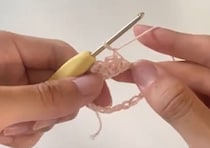 ダイソーの毛糸をコツコツ編んでいくと……　オシャレな“実用アイテム”に「ほんとにほんとにかわいい」「さっそく作ります」