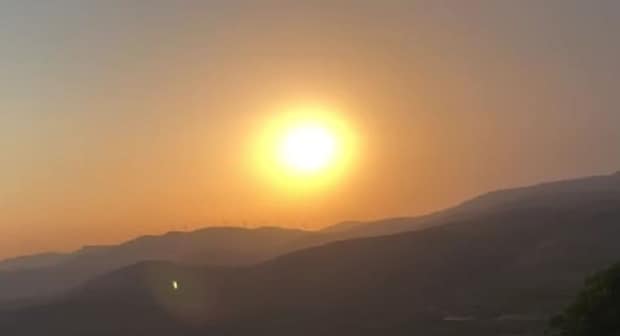 スペインの空を眺めていたら……　数秒後の光景に「わあ！」「信じられないほど美しい」【海外】