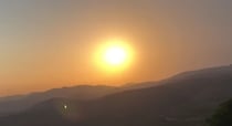 スペインの空を眺めていたら……　数秒後の光景に「わあ！」「信じられないほど美しい」【海外】