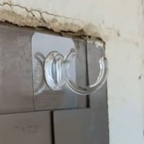 ベランダの網戸の上に、ダイソーのフックを設置→目からウロコの暑さ対策に「これは発明」「助かりました」
