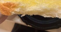 2歳息子が朝食中に「ミッキー!!」→パンを見ると……「すごっ!!」　驚きの光景に「世界一小さい隠れミッキー」「さすが2歳児」