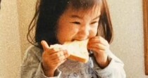 食パンをかじる女の子→30年後、母になり……「すごい!!」　驚きの姿に「同じ顔が並んでる」「遺伝子の不思議～！」