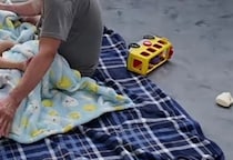 パパが三つ子をじいじに任せて15分後……「もはや超能力じゃん」　信じられない光景が1010万再生「どうなってるの」【海外】