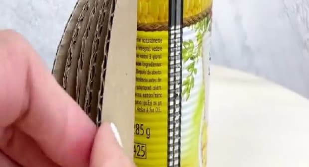 空き缶に段ボールを貼り付けて麻ひもを巻くと……　驚きのアイテムに称賛【海外】