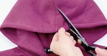 くたびれたパーカーのフードをカット→手縫いでリメイクしたら……　“驚きの大変身”が570万再生「これは賢い」「すばらしく実用的！」【海外ハンドメイド記事3選】