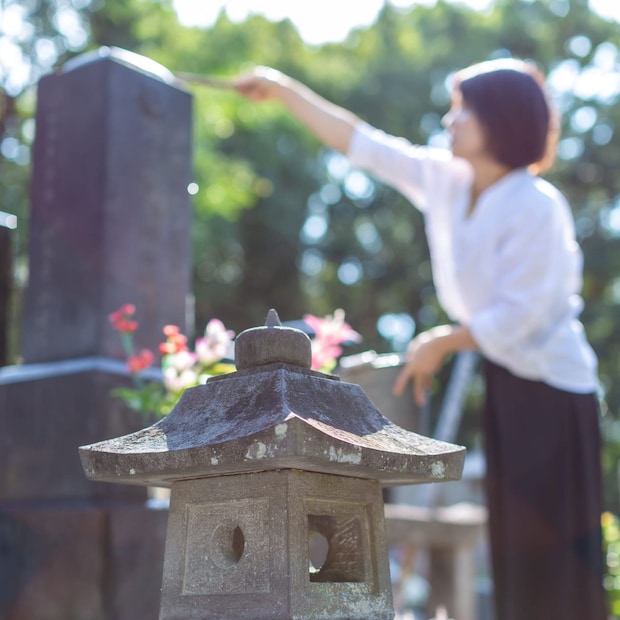 「法事の日、家族に褒められました」　職人考案の“お墓掃除グッズ”に絶賛の声　「墓石の文字汚れがキレイになった」「傷が付かない」