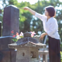 「法事の日、家族に褒められました」　職人考案の“お墓掃除グッズ”に絶賛の声　「墓石の文字汚れがキレイになった」「傷が付かない」