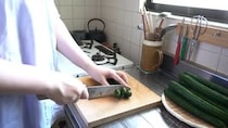 古いアパート暮らしの夫婦、たくさんのきゅうりを2日で使い切ると……　手軽でおいしそうな料理に「よくあの大量のきゅうりを」「マネしたいです」