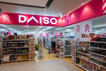 「気に入りすぎて3足目」ダイソーの“330円サンダル”が大好評　「履き心地良くて感動」「今年のベストバイかもしれない」