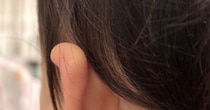1歳娘のクセっ毛を見ていたら……「29年生きてて初めて気づいた」　ママ驚がくの“まさかの光景”に「自分の子供だぁ笑」