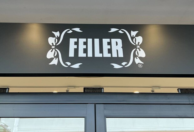 「ずっと欲しくて再販でゲット」　フェイラーの“ポシェットショルダー”が大好評　「スマホと鍵と現金を入れてます」「一目惚れです」