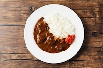 【50～60代に聞いた】家に常備しておきたい「レトルトカレー」ランキング！　2位は「咖喱屋カレー（ハウス食品）」、1位は？
