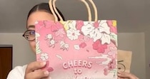 捨てられない“紙袋”→パタパタ折って、穴をあけたら……　“驚きの大変身”が120万再生「発想が大好き！」「教えてくれてありがとう」【海外】