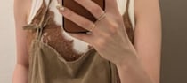 「賛否両論あるとは思いますが」→女性の仕事着を見てみると……　まさかの姿に「むしろ衛生的」「こちらも嬉しい」