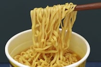 「箱買いしました」「保存食と言えばこれだよね！」　リピートしている「カップ麺」1位に「2日に1個食べています」「数十年食べてるけどやっぱり一番」の声