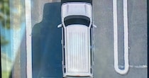 駐車場に入庫→バックカメラを見たら……　“とんでもない光景”に「笑うわこんなんw」「コースから落ちないように気をつけて」