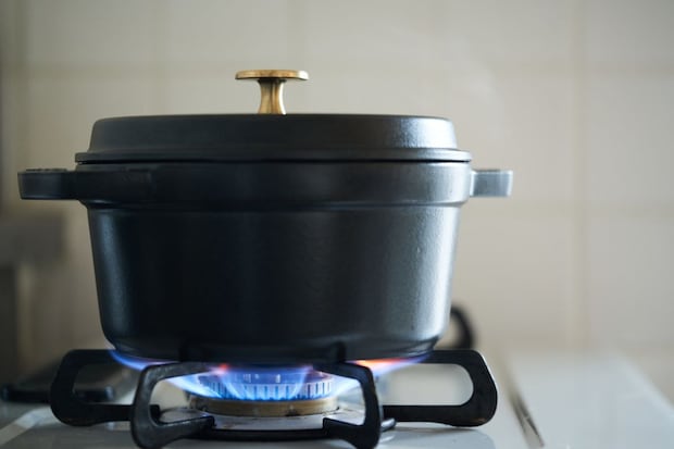 「炊飯器やめました」ル・クルーゼの“鋳物ホーロー鍋”に絶賛の声 「直火炊きのお米は美味しい」「野菜の味を最大限に引き出してくれる」