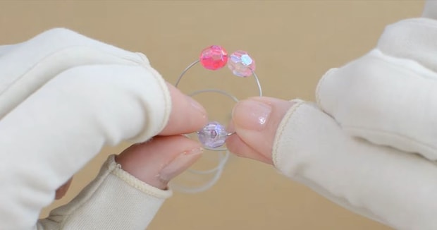 ダイソーのカットビーズ→針金にひたすら通したら……　キラキラと輝く完成品に「ステキです」「作ってみたい」