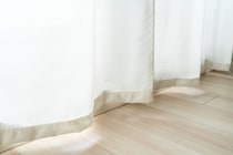 「破れてもリピします」　“カーテンレールに掛けるだけの断熱シート”が好評　「ムアッとした熱気が窓との間で止まった」「設置が楽」の声