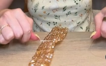 大量の金色ビーズを洗い、テグスに通して編み上げると……「神～！」　驚きの完成品が340万再生「まじですごい」【海外】