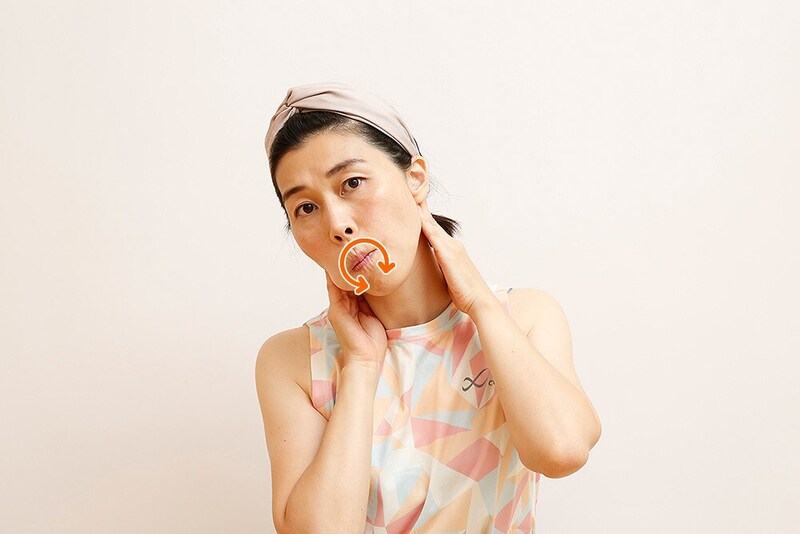 歯茎をなめるように、舌をぐるりと1周動かし、反対にも1周動かす。首を反対側に傾けて同様に行う。