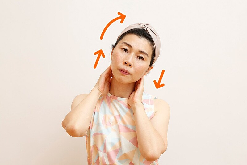 耳の後ろにある出っ張った骨・乳様突起（にゅうようとっき）をぐっと押し上げて、左に首を傾ける。