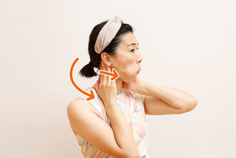 顔を左側に向けて、右手は前に向かって押し、左手は後ろに向かって押しながら舌を両方向に1周ずつぐるりと回す。
