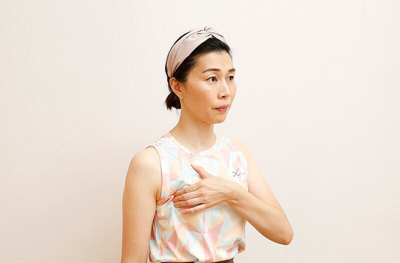 小顔トレ/デコルテを開くポーズ