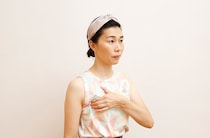 小顔トレ／デコルテを開くポーズ