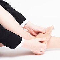 パンプスが「疲れる」「痛い」は現代人特有の悩み？ その要因を解明