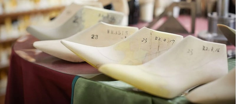 パンプスが「疲れる」「痛い」は現代人特有の悩み？ その要因を解明